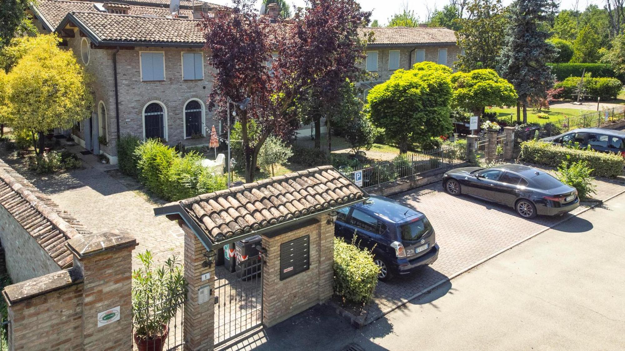 Residence Antico Borgo Modena Exterior photo