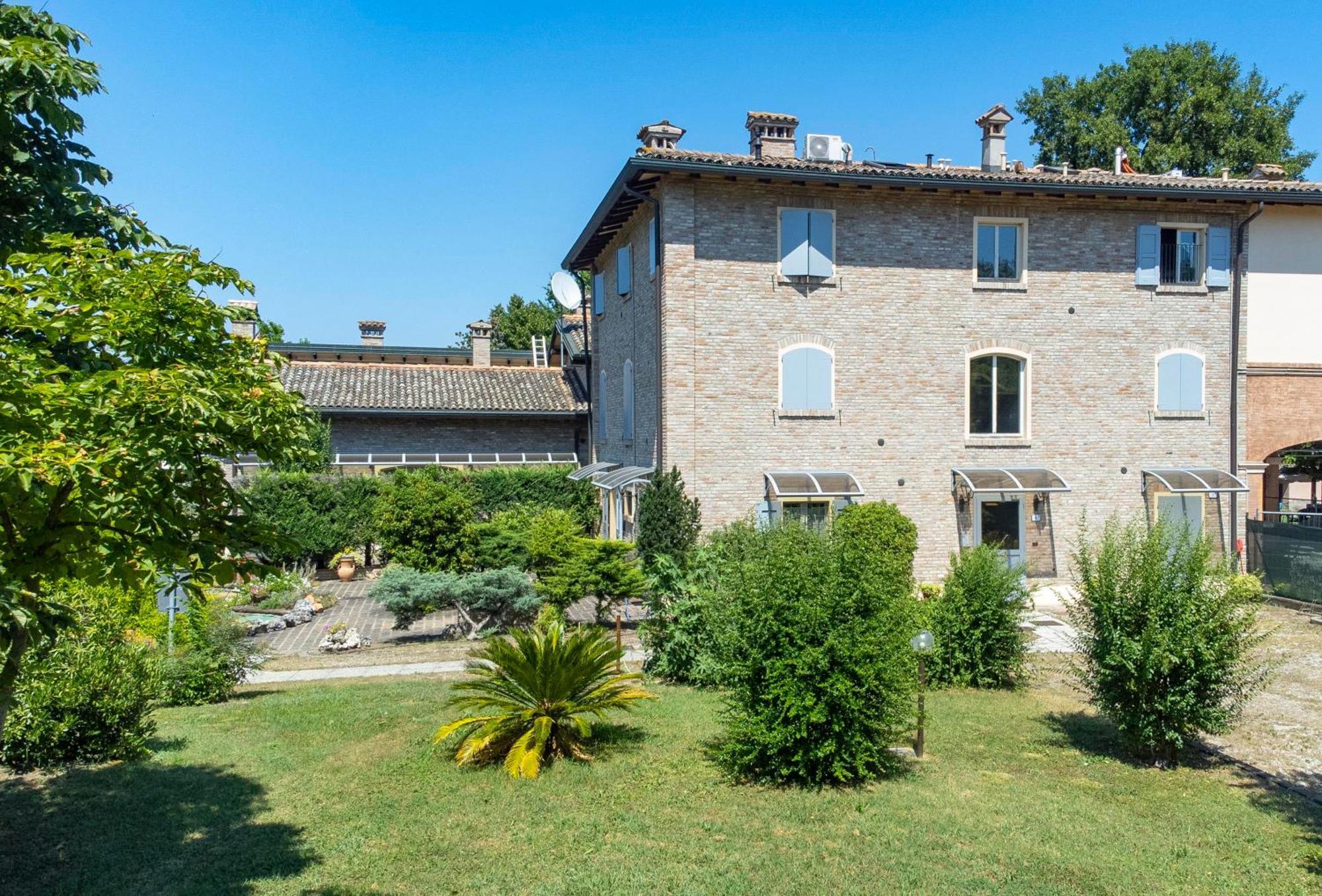Residence Antico Borgo Modena Exterior photo